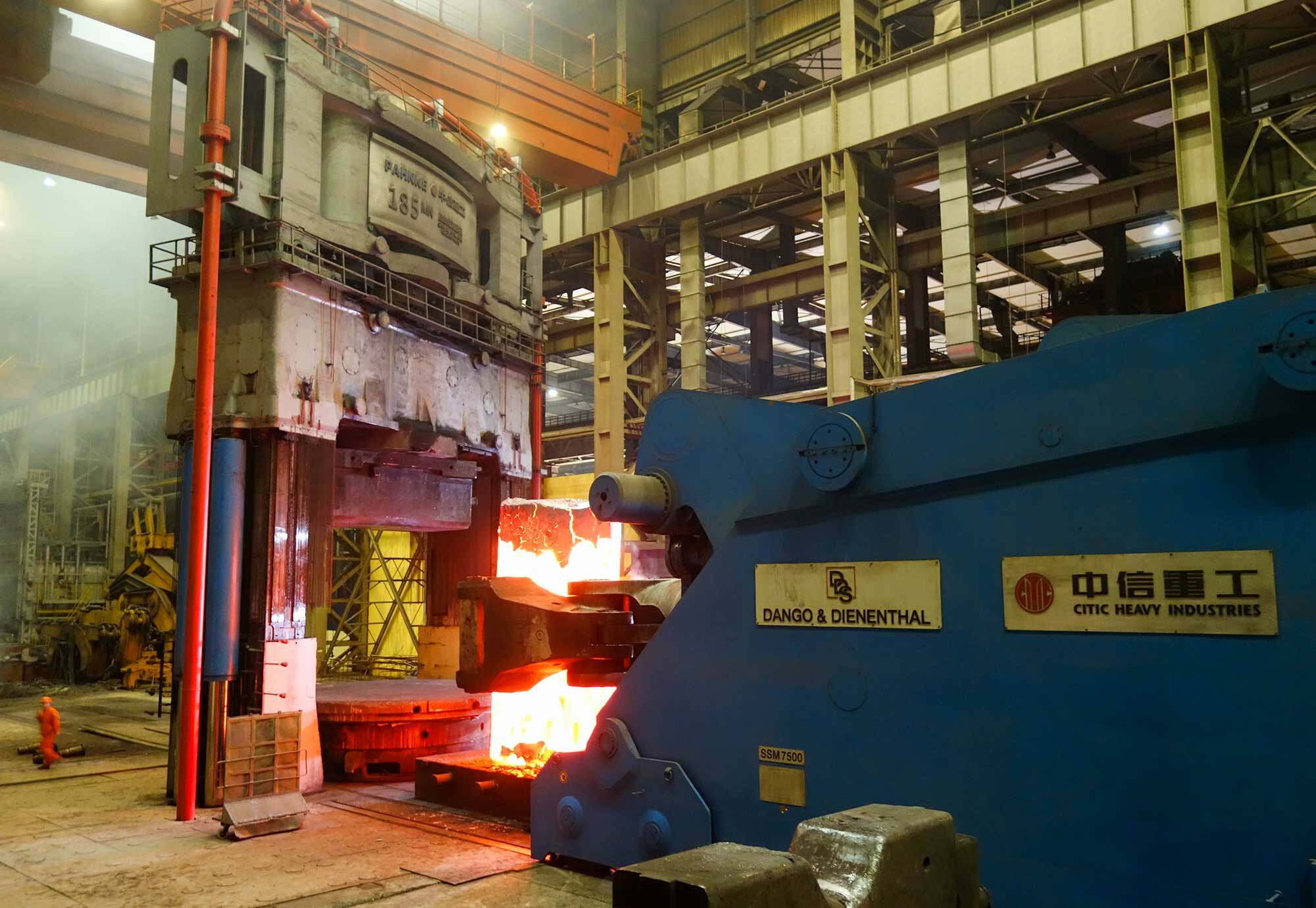 World's largest rail-bound forging manipulator (SSM Series) with a load capacity of 2,550 kN and a load torque of 7,500 kNm