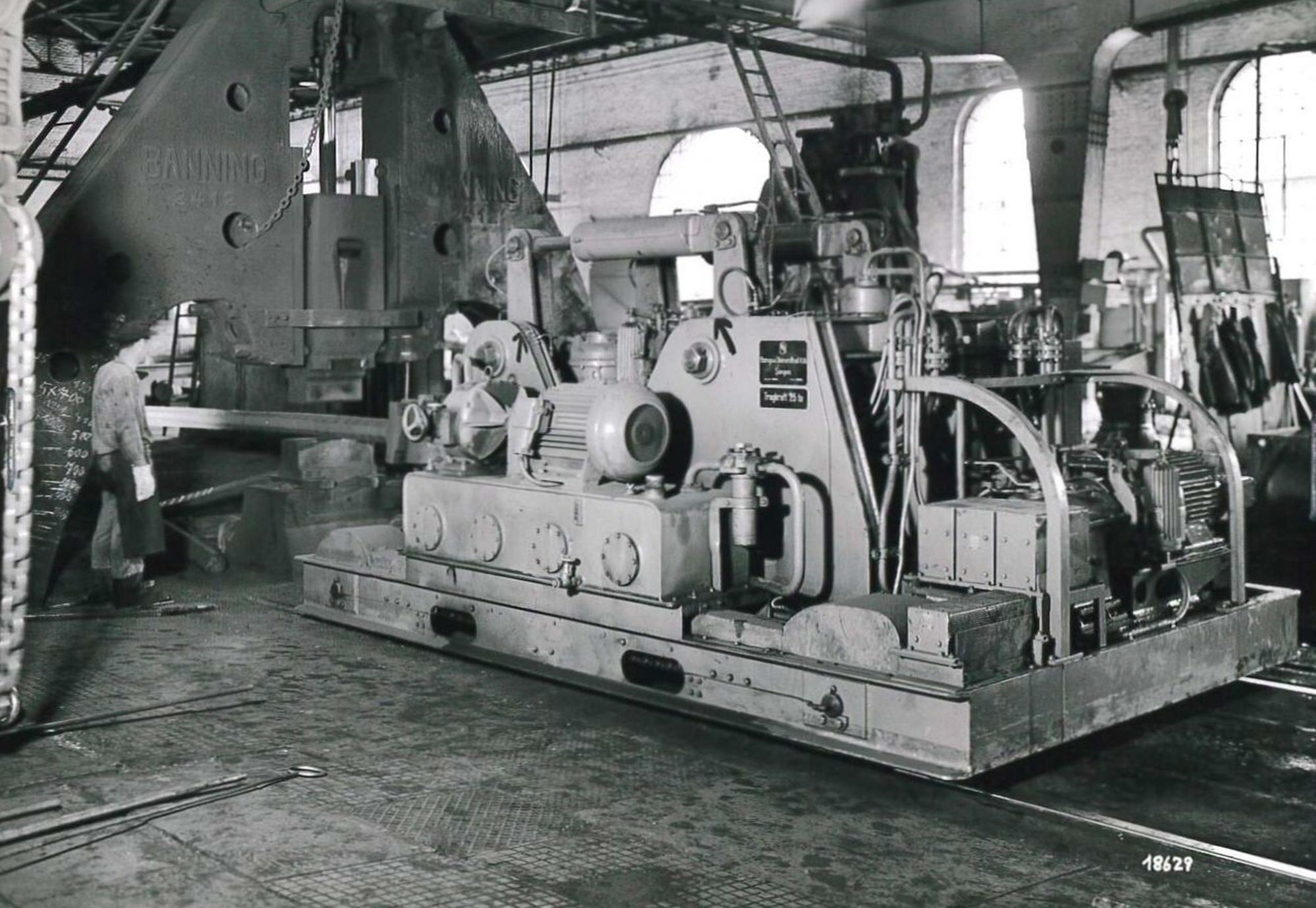 first rail-bound forging manipulator